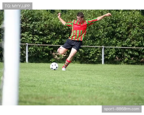 抢门将手中球为何直接判罚犯规？规则如何界定“控制球”？