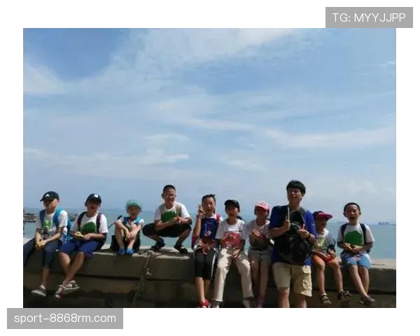 杨千霖居然穿运动鞋逛街？这生活俩样还真没想到！